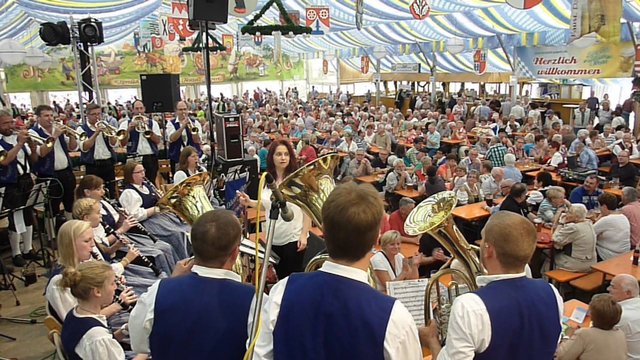 "Odenwälder Trachtenkapelle Wenschdorf-Monbrunn" unter der Leitung von Alexandra Loster am 2. September 2015 im Festzelt der Michaelismesse Miltenberg