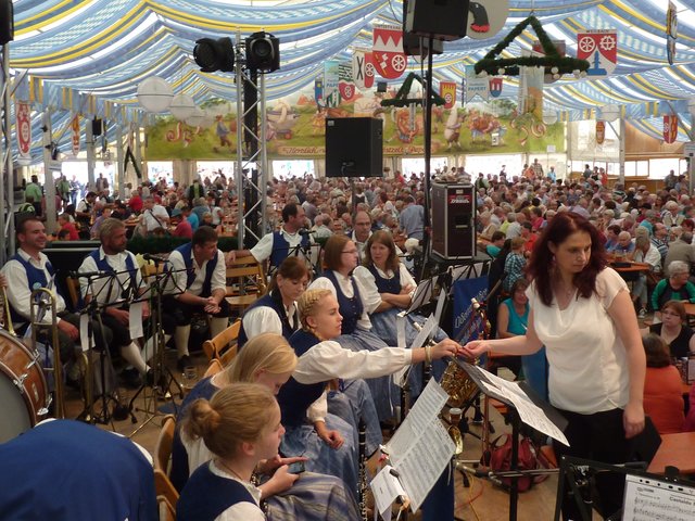 "Odenwälder Trachtenkapelle Wenschdorf-Monbrunn" unter der Leitung von Alexandra Loster am 2. September 2015 im Festzelt der Michaelismesse Miltenberg