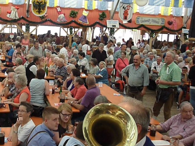"Odenwälder Trachtenkapelle Wenschdorf-Monbrunn" unter der Leitung von Alexandra Loster am 2. September 2015 im Festzelt der Michaelismesse Miltenberg