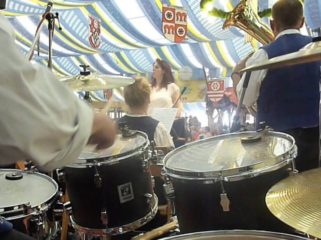 "Odenwälder Trachtenkapelle Wenschdorf-Monbrunn" unter der Leitung von Alexandra Loster am 2. September 2015 im Festzelt der Michaelismesse Miltenberg