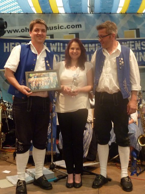 Michael Hock und Bruno Grän bedanken sich bei Alexandra Loster am 02.09.15 im Festzelt der Michaelismesse