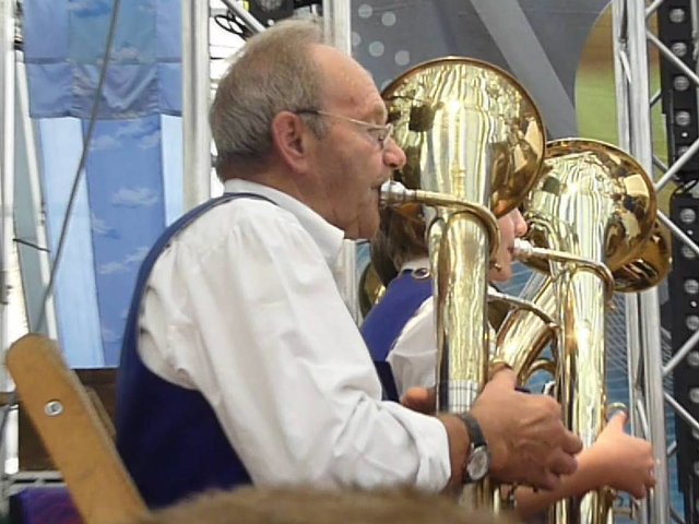 "Odenwälder Trachtenkapelle Wenschdorf-Monbrunn" unter der Leitung von Alexandra Loster am 2. September 2015 im Festzelt der Michaelismesse Miltenberg