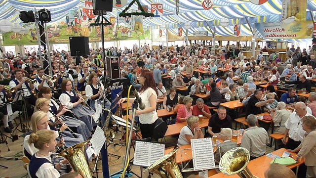 "Odenwälder Trachtenkapelle Wenschdorf-Monbrunn" unter der Leitung von Alexandra Loster am 2. September 2015 im Festzelt der Michaelismesse Miltenberg