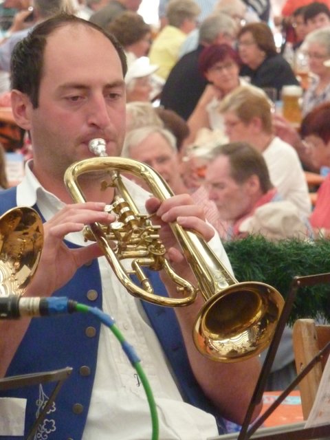 "Odenwälder Trachtenkapelle Wenschdorf-Monbrunn" unter der Leitung von Alexandra Loster am 2. September 2015 im Festzelt der Michaelismesse Miltenberg