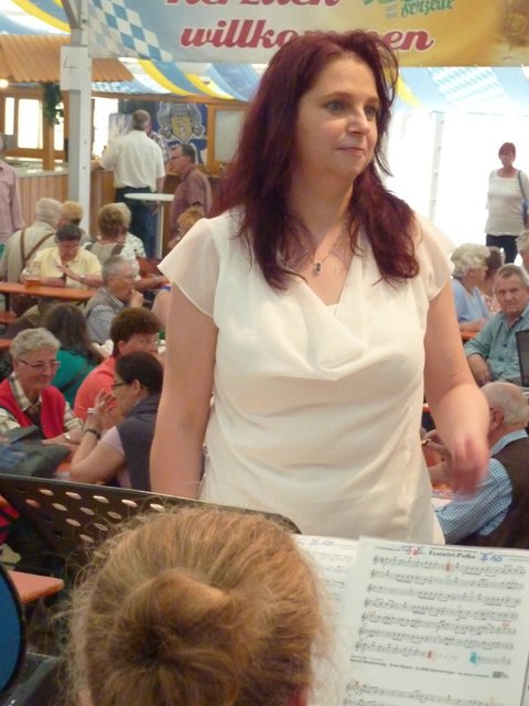 "Odenwälder Trachtenkapelle Wenschdorf-Monbrunn" unter der Leitung von Alexandra Loster am 2. September 2015 im Festzelt der Michaelismesse Miltenberg