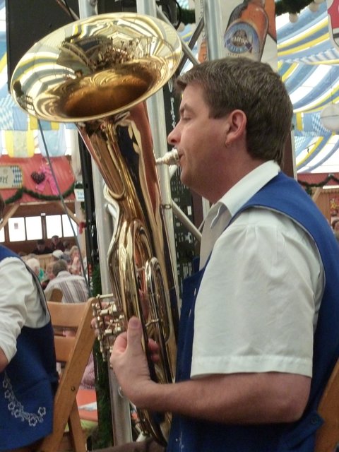 "Odenwälder Trachtenkapelle Wenschdorf-Monbrunn" unter der Leitung von Alexandra Loster am 2. September 2015 im Festzelt der Michaelismesse Miltenberg