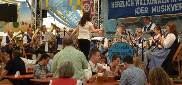 "Odenwälder Trachtenkapelle Wenschdorf-Monbrunn" unter der Leitung von Alexandra Loster am 2. September 2015 im Festzelt der Michaelismesse Miltenberg