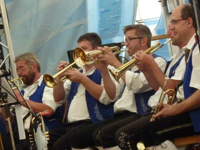 "Odenwälder Trachtenkapelle Wenschdorf-Monbrunn" unter der Leitung von Alexandra Loster am 2. September 2015 im Festzelt der Michaelismesse Miltenberg