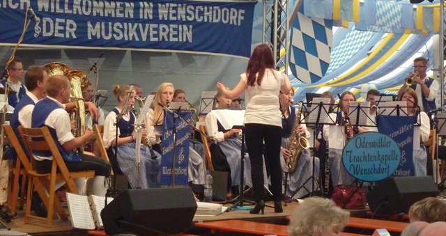 "Odenwälder Trachtenkapelle Wenschdorf-Monbrunn" unter der Leitung von Alexandra Loster am 2. September 2015 im Festzelt der Michaelismesse Miltenberg