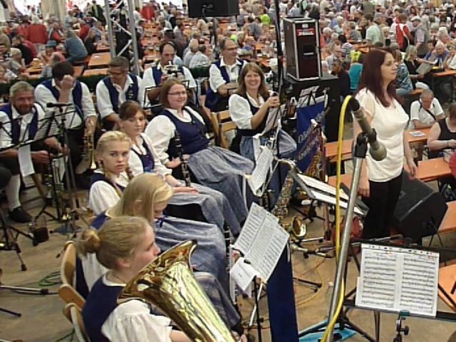 "Odenwälder Trachtenkapelle Wenschdorf-Monbrunn" unter der Leitung von Alexandra Loster am 2. September 2015 im Festzelt der Michaelismesse Miltenberg
