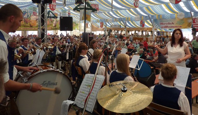 "Odenwälder Trachtenkapelle Wenschdorf-Monbrunn" unter der Leitung von Alexandra Loster am 2. September 2015 im Festzelt der Michaelismesse Miltenberg