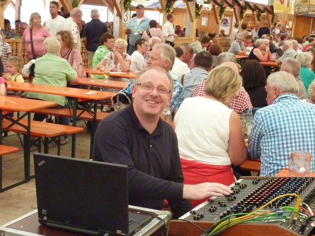 "Odenwälder Trachtenkapelle Wenschdorf-Monbrunn" unter der Leitung von Alexandra Loster am 2. September 2015 im Festzelt der Michaelismesse Miltenberg