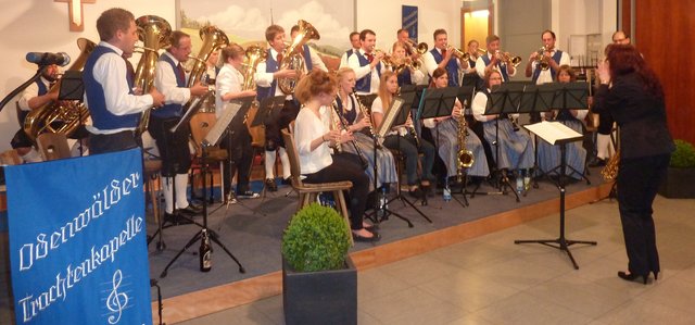 Alexandra Loster und die "Odenwälder Trachtenkapelle Wenschdorf-Monbrunn" beim Musikalischen Maienabend am 09.05.15