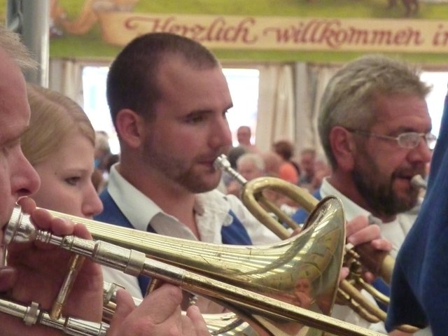"Odenwälder Trachtenkapelle Wenschdorf-Monbrunn" unter der Leitung von Alexandra Loster am 2. September 2015 im Festzelt der Michaelismesse Miltenberg