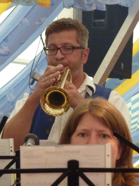 "Odenwälder Trachtenkapelle Wenschdorf-Monbrunn" unter der Leitung von Alexandra Loster am 2. September 2015 im Festzelt der Michaelismesse Miltenberg