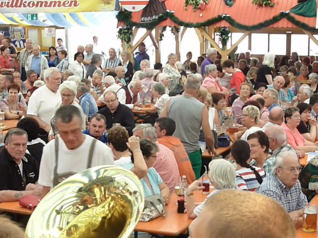 "Odenwälder Trachtenkapelle Wenschdorf-Monbrunn" unter der Leitung von Alexandra Loster am 2. September 2015 im Festzelt der Michaelismesse Miltenberg