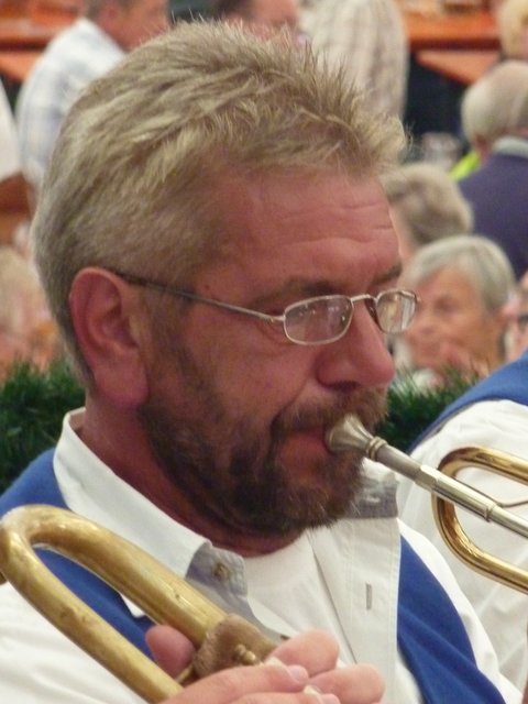 "Odenwälder Trachtenkapelle Wenschdorf-Monbrunn" unter der Leitung von Alexandra Loster am 2. September 2015 im Festzelt der Michaelismesse Miltenberg
