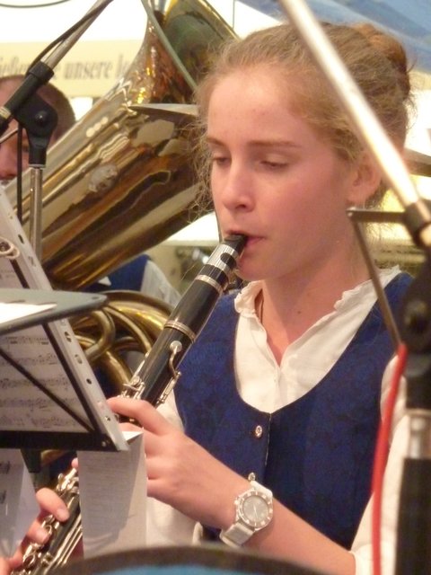 "Odenwälder Trachtenkapelle Wenschdorf-Monbrunn" unter der Leitung von Alexandra Loster am 2. September 2015 im Festzelt der Michaelismesse Miltenberg