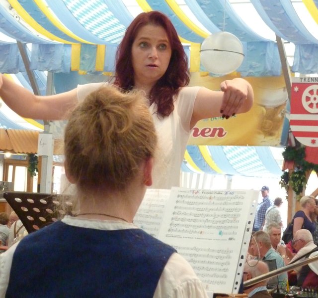 Alexandra Loster und die "Odenwälder Trachtenkapelle Wenschdorf-Monbrunn" am 02.09.15 im Festzelt der Michaelismesse