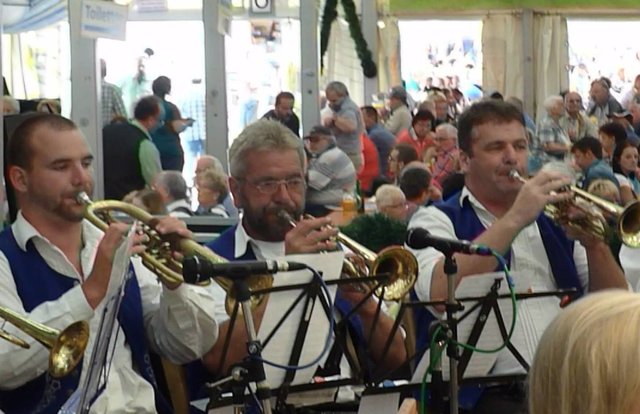 "Odenwälder Trachtenkapelle Wenschdorf-Monbrunn" unter der Leitung von Alexandra Loster am 2. September 2015 im Festzelt der Michaelismesse Miltenberg