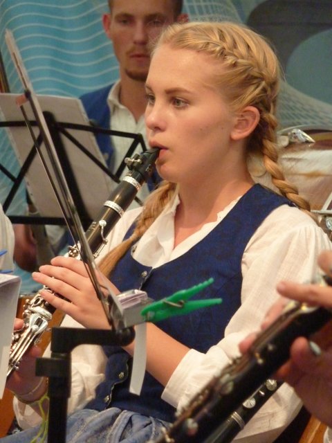 "Odenwälder Trachtenkapelle Wenschdorf-Monbrunn" unter der Leitung von Alexandra Loster am 2. September 2015 im Festzelt der Michaelismesse Miltenberg