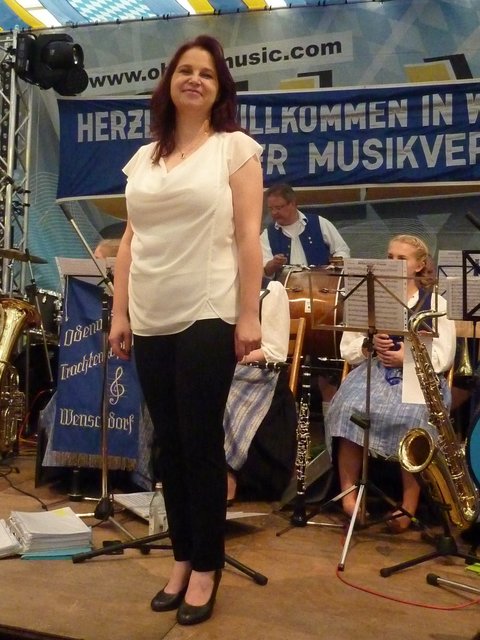 "Odenwälder Trachtenkapelle Wenschdorf-Monbrunn" unter der Leitung von Alexandra Loster am 2. September 2015 im Festzelt der Michaelismesse Miltenberg