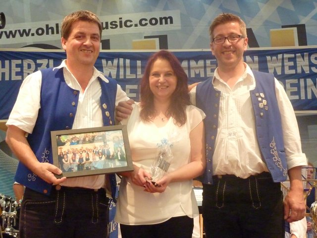 Michael Hock und Bruno Grän bedanken sich bei Alexandra Loster am 02.09.15 im Festzelt der Michaelismesse