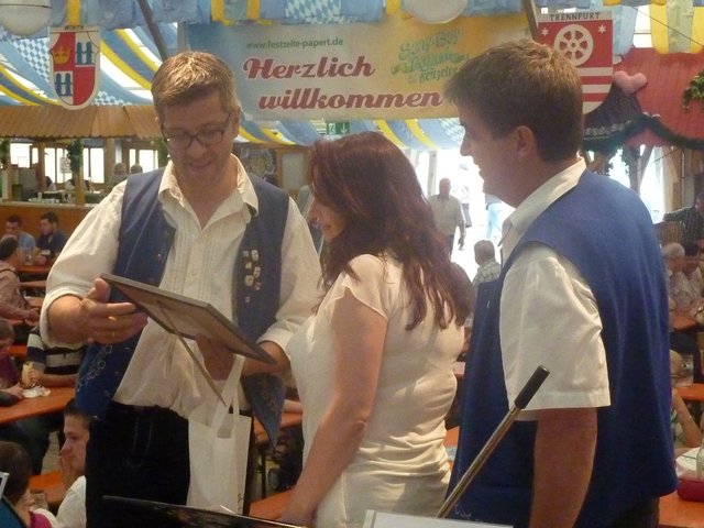Michael Hock und Bruno Grän bedanken sich bei Alexandra Loster am 02.09.15 im Festzelt der Michaelismesse