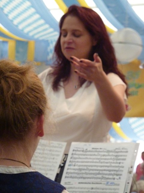 "Odenwälder Trachtenkapelle Wenschdorf-Monbrunn" unter der Leitung von Alexandra Loster am 2. September 2015 im Festzelt der Michaelismesse Miltenberg