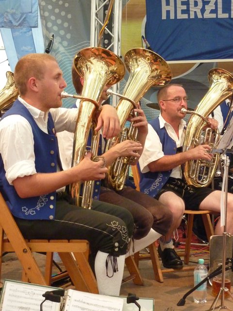 "Odenwälder Trachtenkapelle Wenschdorf-Monbrunn" unter der Leitung von Alexandra Loster am 2. September 2015 im Festzelt der Michaelismesse Miltenberg