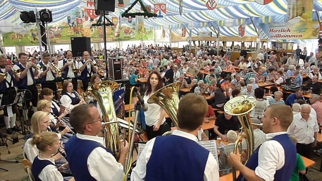 "Odenwälder Trachtenkapelle Wenschdorf-Monbrunn" unter der Leitung von Alexandra Loster am 2. September 2015 im Festzelt der Michaelismesse Miltenberg