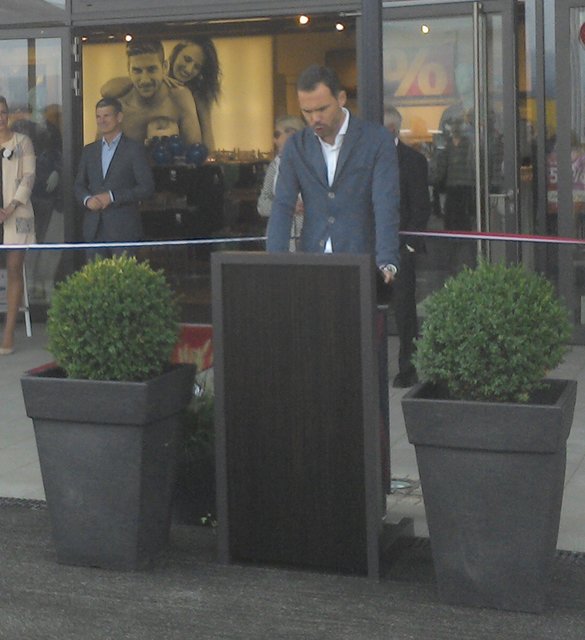 Philipp Aulbach von der Geschäftsführung der Aulbach Fashion GmbH & Co. KG lobte die tolle Zusammenarbeit beim zweiten Bauabschnitt.