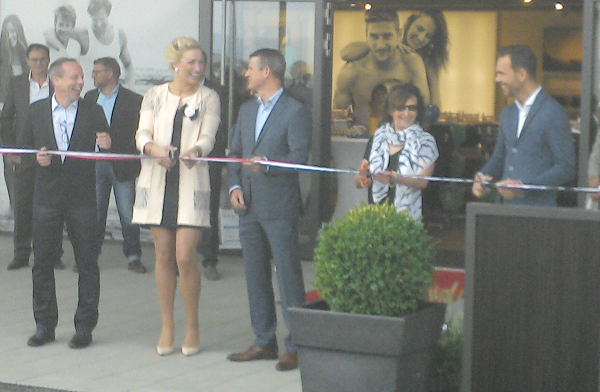 Peter Farrenkopf Architekturbüro Johann und Eck), Dr. Antonia Hollerbach (Hollerbach Bau GmbH), Stefan Aulbach (Aulbach Fashion GmbH & Co. KG), Gabriele Münch (dritte Bürgermeisterin Markt Bürgstadt) und Philipp Aulbach (Aulbach Fashion GmbH & Co. KG) bei der feierlichen Eröffnung.