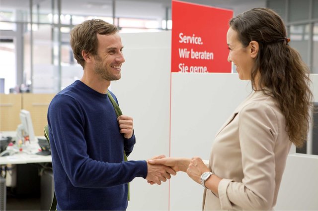 Faire Beratung und schnelle Kreditentscheidung: Wer könnte auf Kreditwünsche qualifizierter eingehen als der eigene Sparkassenberater? (Bild: S-Kreditpartner GmbH)