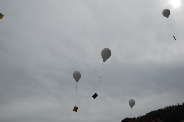 Unsere Wünsche fliegen um Himmel