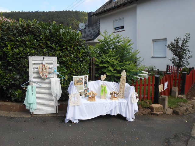 Liebevoll gestaltete Ausstellungstische
