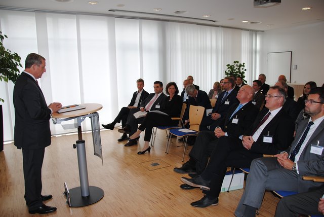 Dr. Gerald Heimann, Geschäftsführer ZENTEC GmbH (links) begrüßt die Gäste zur Eröffnung von BayStartUP. | Foto: Andrea Kaller-Fichtmüller