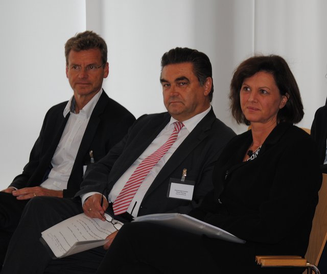 Geschäftsführer Dr. Carsten Rudolph, der Vorsitzende der Gesellschafterversammlung ZENTEC GmbH Oberbürgermeister Klaus Herzog und Staatsministerin Ilse Aigner. | Foto: Andrea Kaller-Fichtmüller