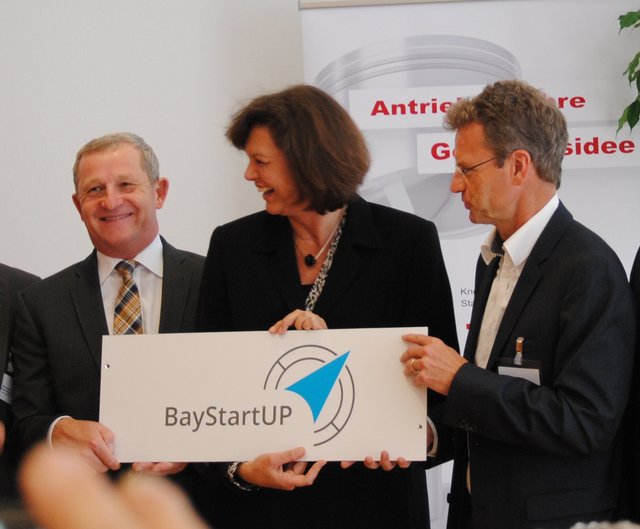Dr. Gerald Heimann, Geschäftsführer ZENTEC GmbH, Staatsministerin Ilse Aigner und Dr. Carsten Rudolph, Geschäftsführer BayStartUP. | Foto: Andrea Kaller-Fichtmüller