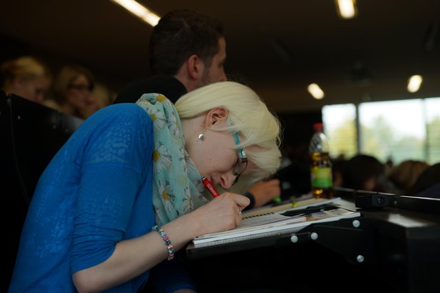 Fleißige Studentin an der Würzburger Hochschule.