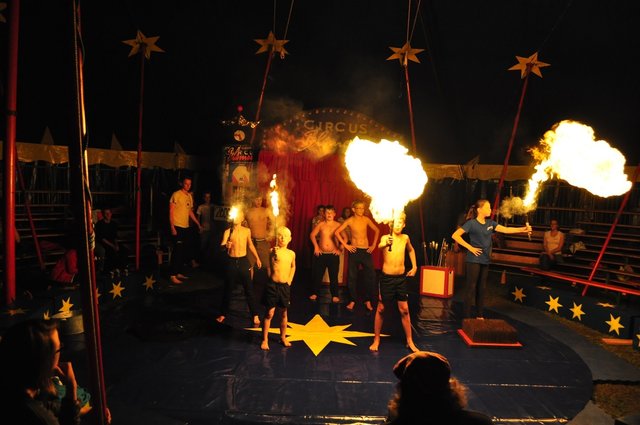 Die Fakire beim Feuerspucken