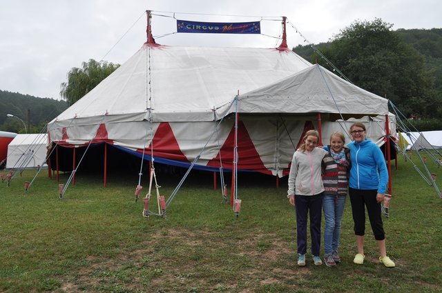 Vor dem Circuszelt