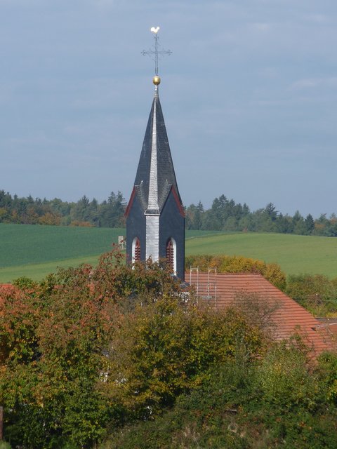 Herbstfarben - leider wirkt der neu verschieferte Turm von St. Vitus etwas trist - im Vergleich zu vorher