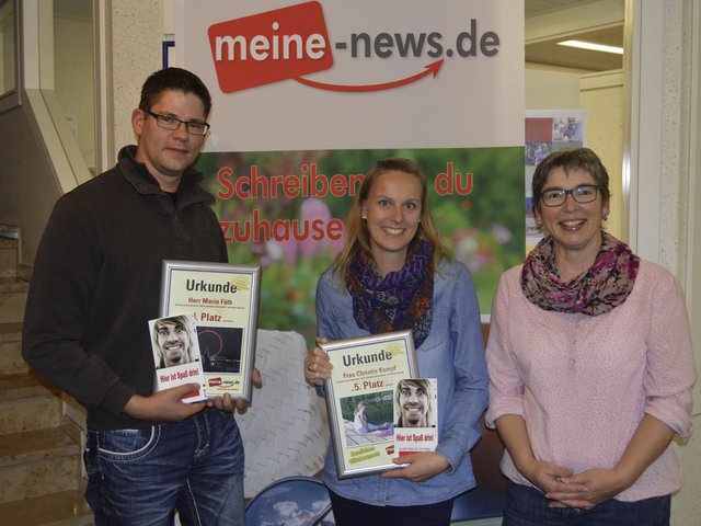 Mario Fäth (4. Platz) und Christin Kempf (5. Platz) bei der Preisübergabe des Fotogewinnspiels "Mein schönstes Sommerbild 2015" im News Verlag mit Redaktionsleiterin Sabine Rindsfüsser (rechts). Leider waren die Gewinner der Trike-Touren, Laura Walter und Alina Batzilla, am Fototermin verhindert.