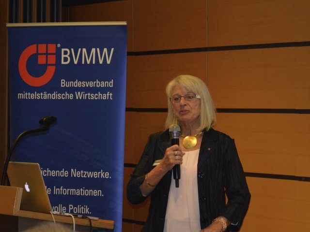 Beatrice Brenner aus Elsenfeld leitet den Regionalverband Bayerischer Untermain des BVMW und organisierte den Vortragsabend: "Ich habe Herrn Geffroy schon mindestens fünfmal gehört und lerne immer noch etwas Neues von ihm.
Er spricht von konkreten Projekten, die er zum Erfolg geführt hat, und Spaß macht es auch noch, ihm zuzuhören."