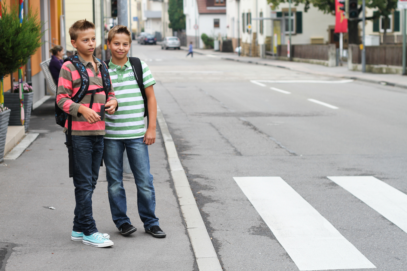 Immer Elterntaxi zur Schule? Die Polizei rät, dass Kinder zumindest einen Teil des Schulwegs alleine oder mit Freunden zu Fuß gehen sollen. Das fördert ihre Selbstständigkeit.