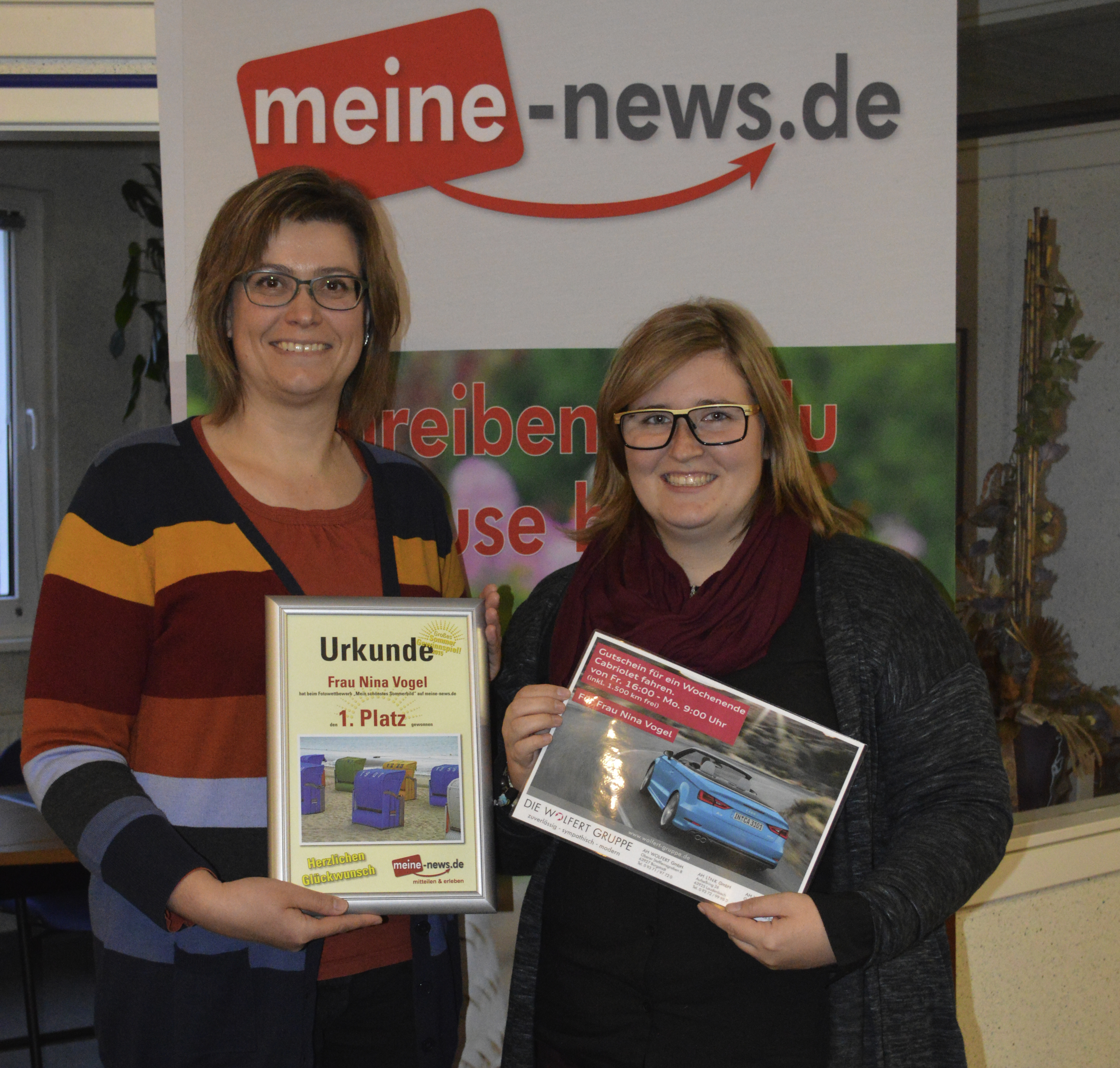 Gewinnerin Nina Vogel (1. Platz) mit Ingrid Hornig (links), der stellvertretenden Produktionsleiterin des News Verlags bei der Preisübergabe des Sommergewinnspiels "Mein schönstes Sommerbild 2015 ".