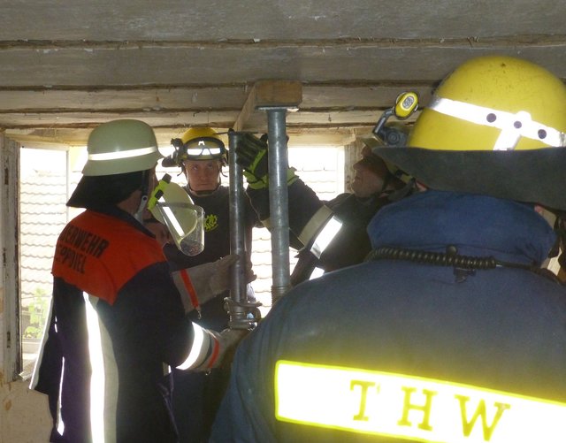 Gemeinsam mit der Feuerwehr Heppdiel wurde auch die Innenabstützung im maroden Gebäude beübt.