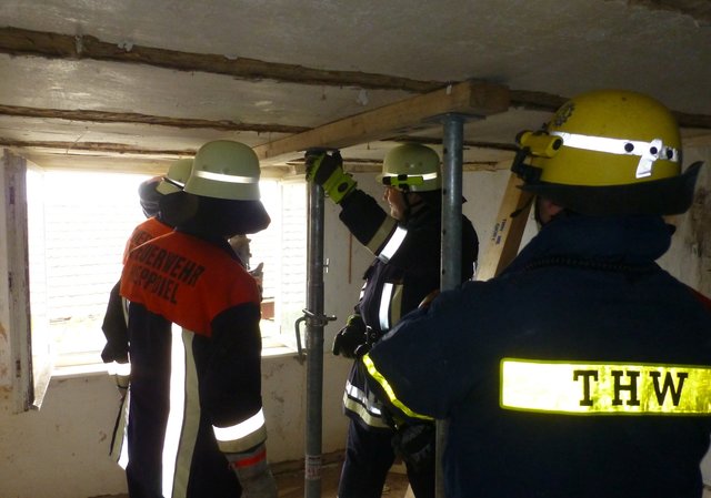 Installation von Stahlrohrstützen zur Sicherung der Rohdecke.