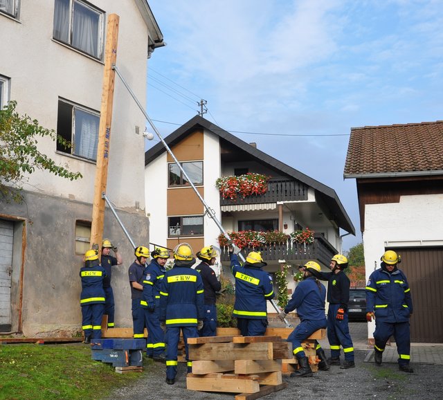 Das erste Element ist aufgerichtet. Gut zu sehen ist die notwendige Unterbauung mit Hilfe eines sog. Kreuzstapels aus Holzbohlen.